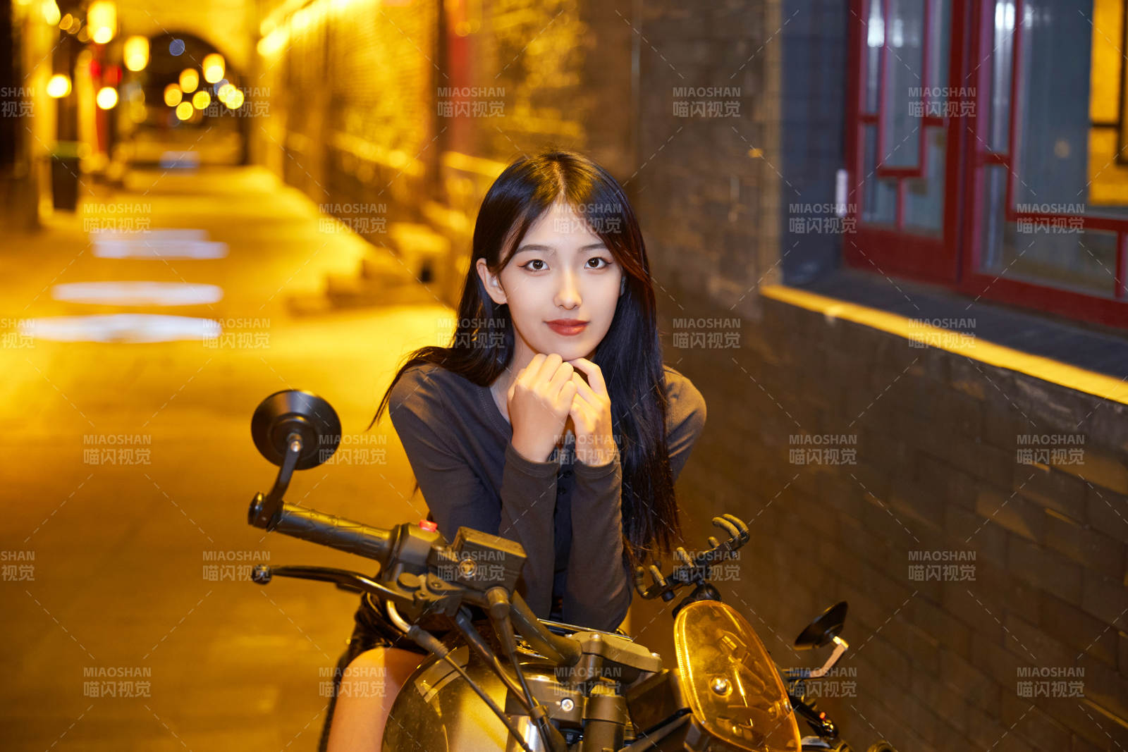 夜晚古城景區騎摩托的少女