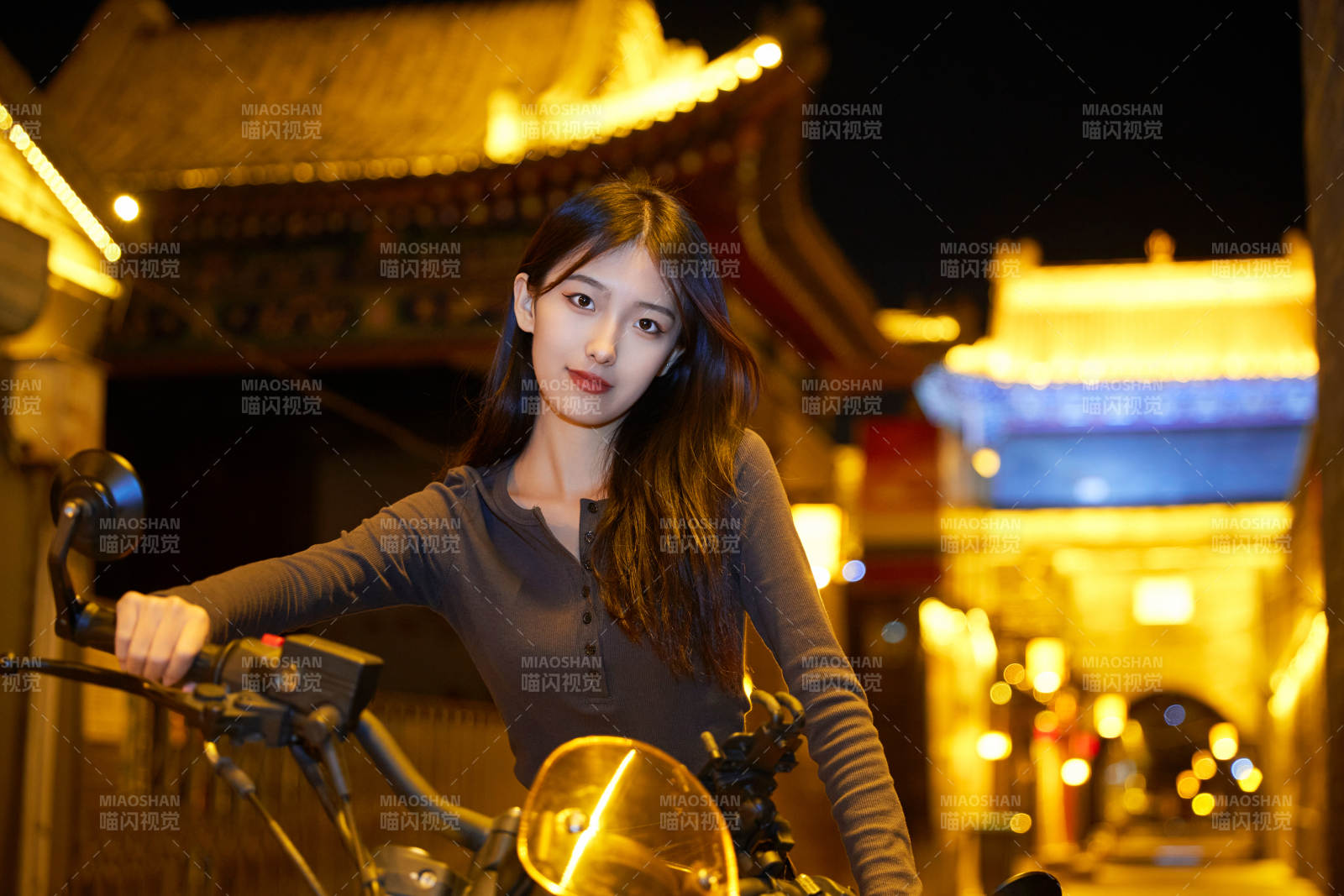 夜晚古城景區騎摩托的少女
