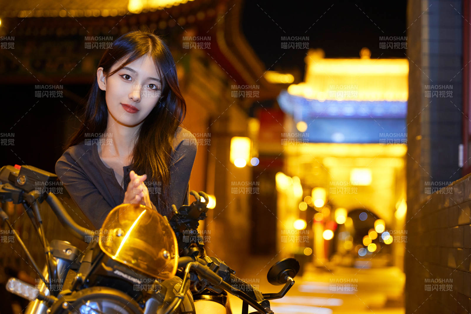 夜晚古城景區騎摩托的少女