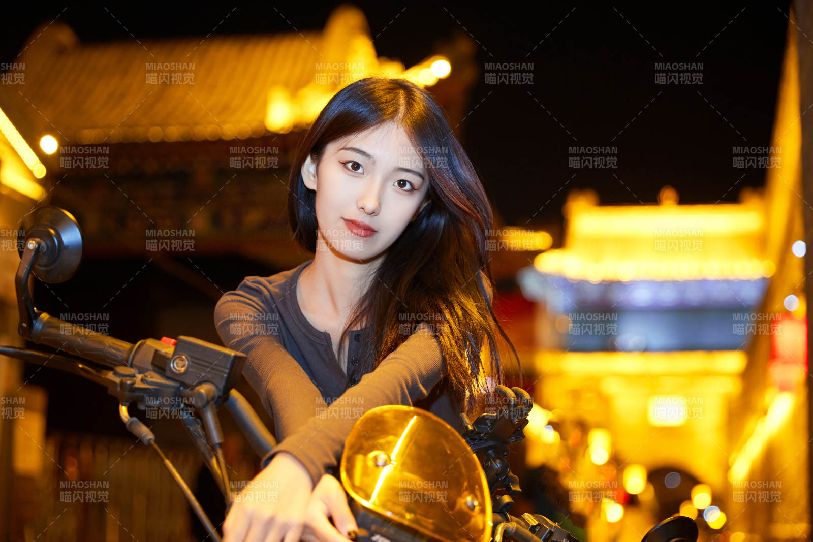 夜晚古城景區騎摩托的少女