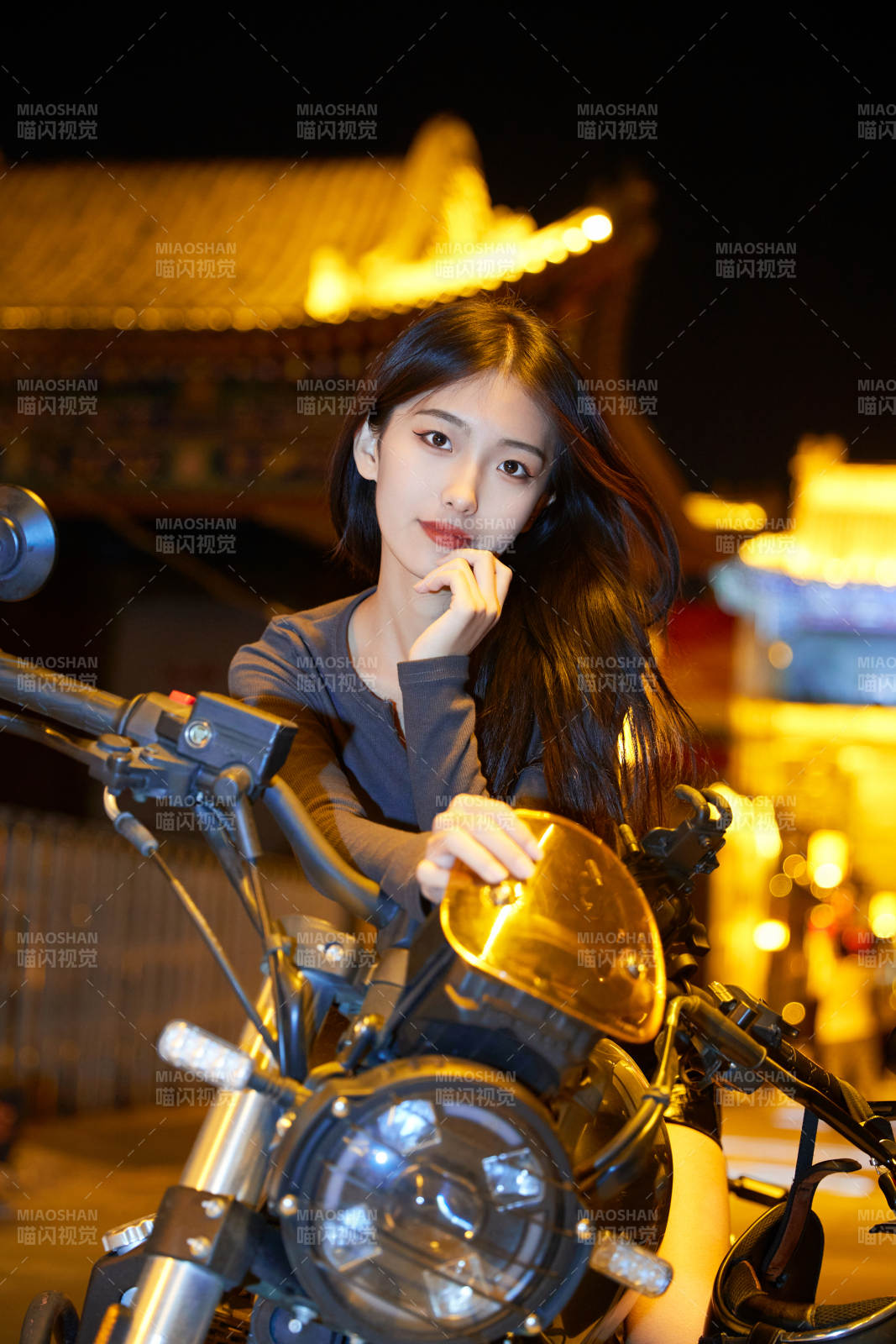 夜晚古城景區(qū)騎摩托的少女