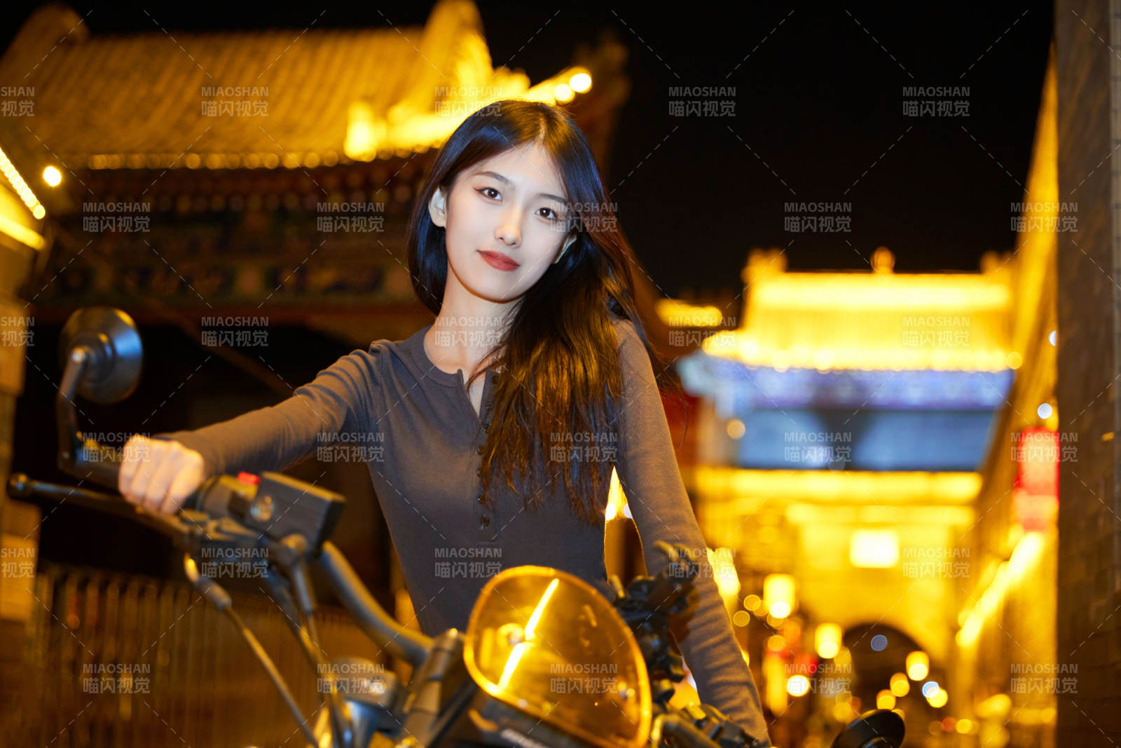 夜晚古城景區騎摩托的少女