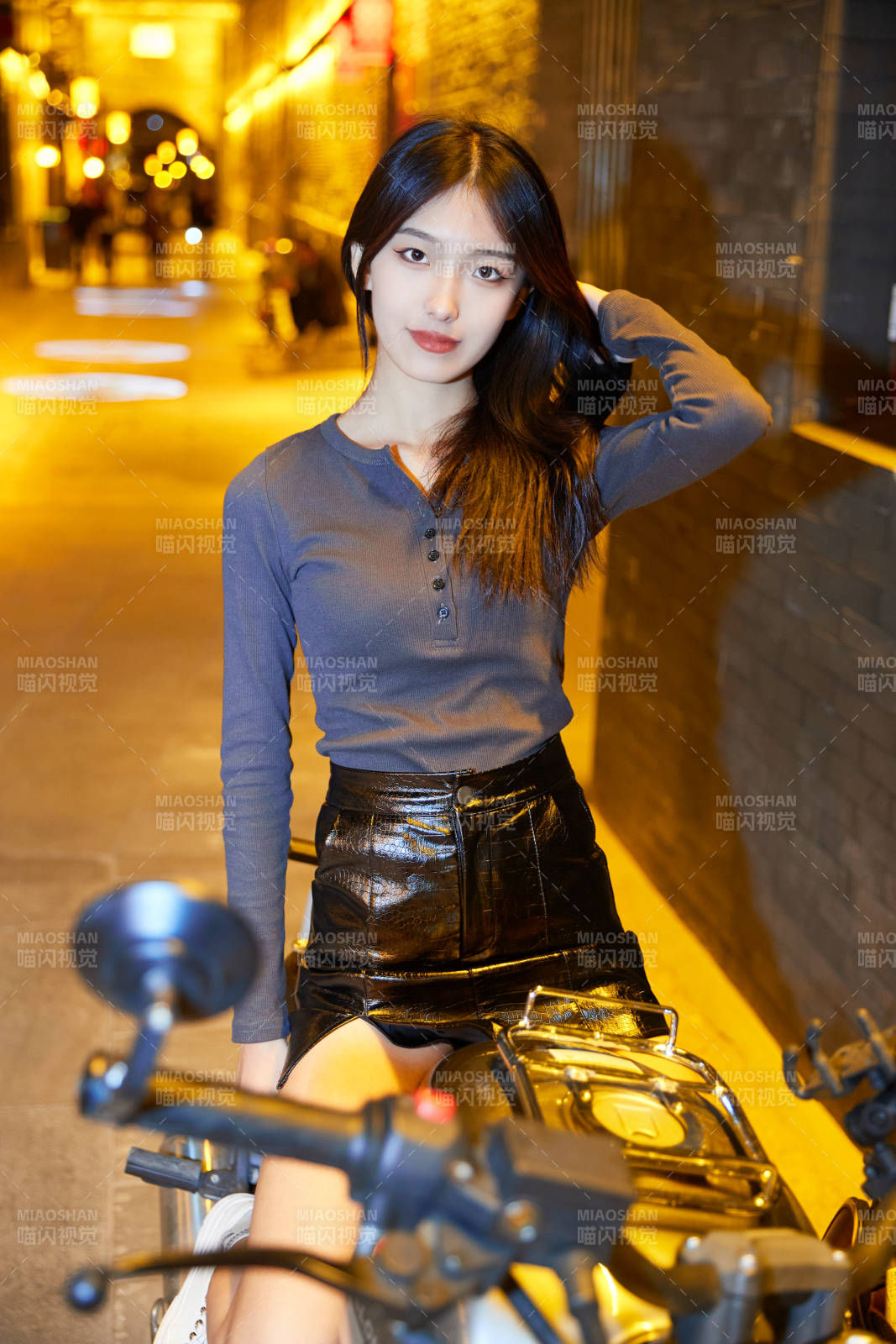 夜晚古城景區騎摩托的少女
