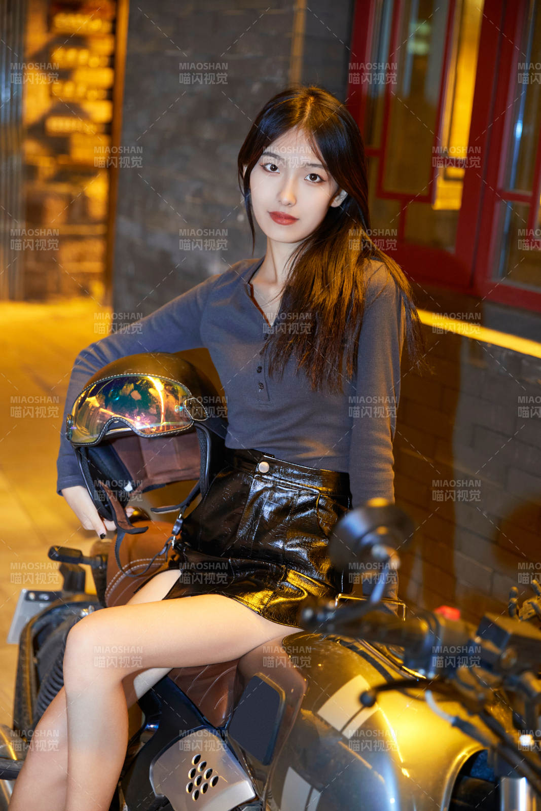 夜晚古城景區騎摩托的少女