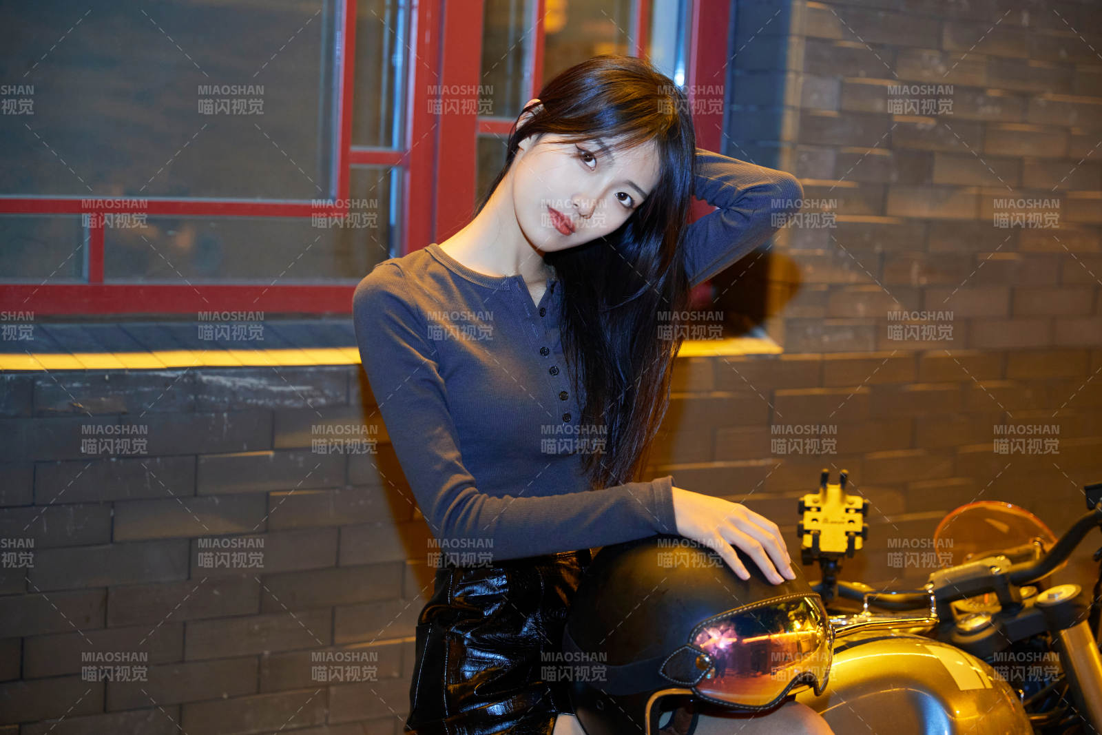 夜晚古城景區(qū)騎摩托的少女