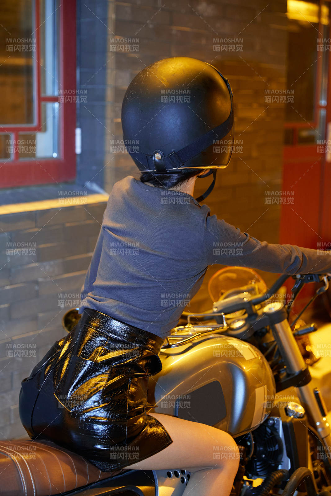 夜晚古城景區騎摩托的少女