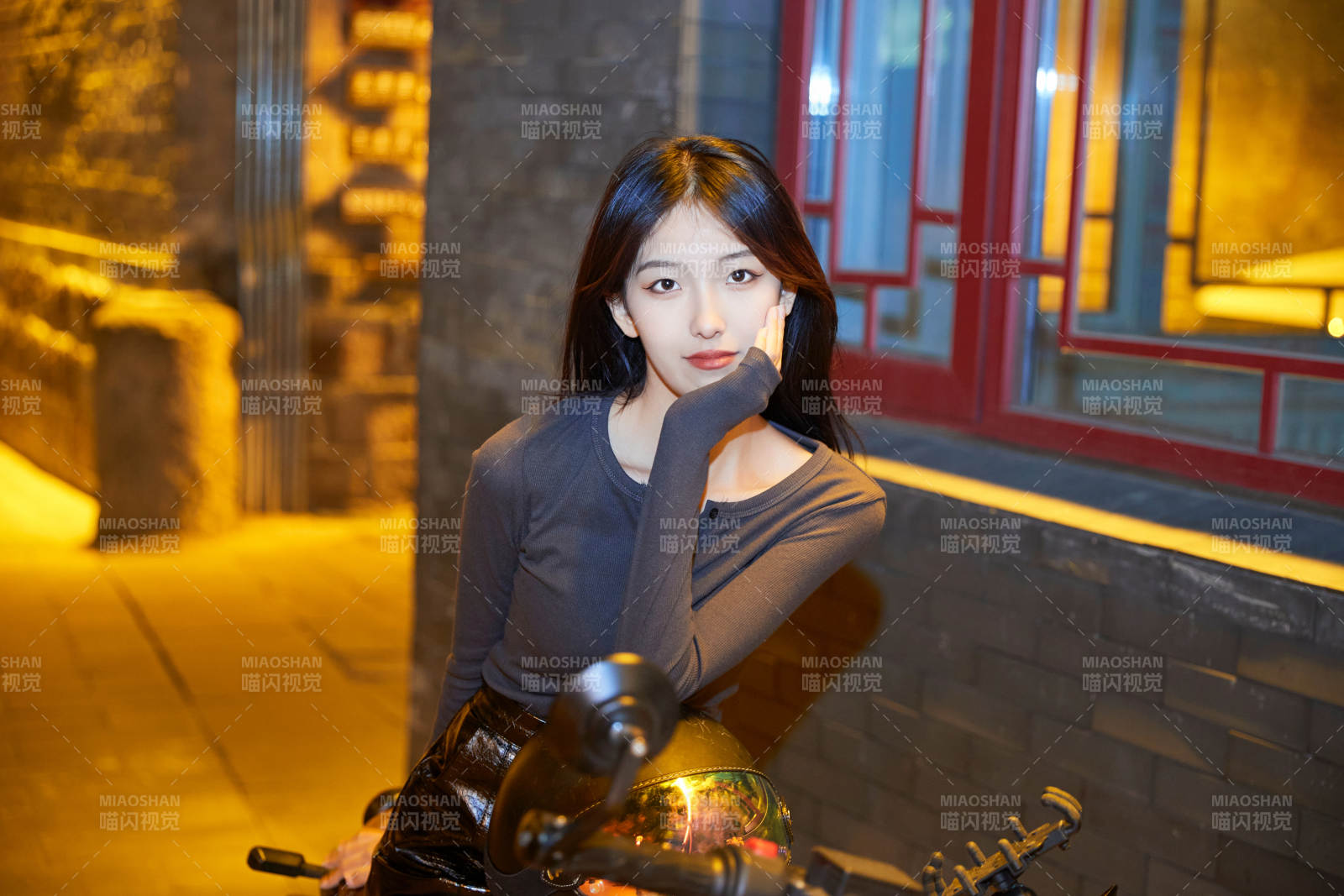 夜晚古城景區騎摩托的少女