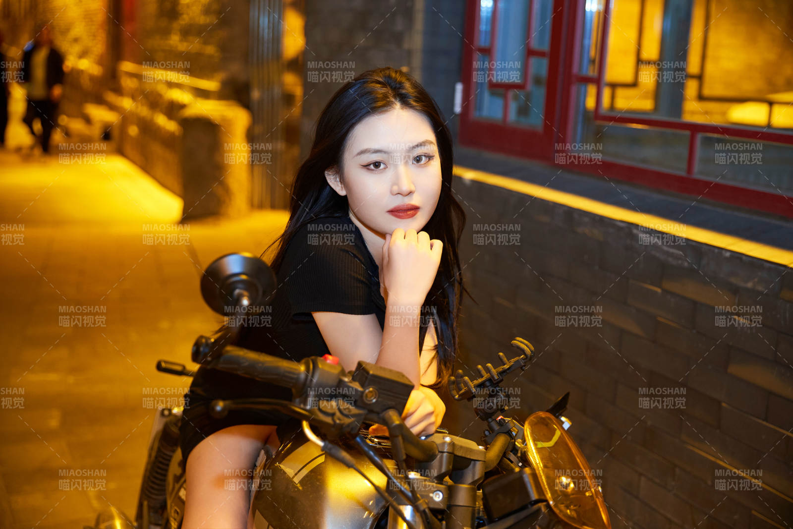 夜晚古城景區騎摩托的少女