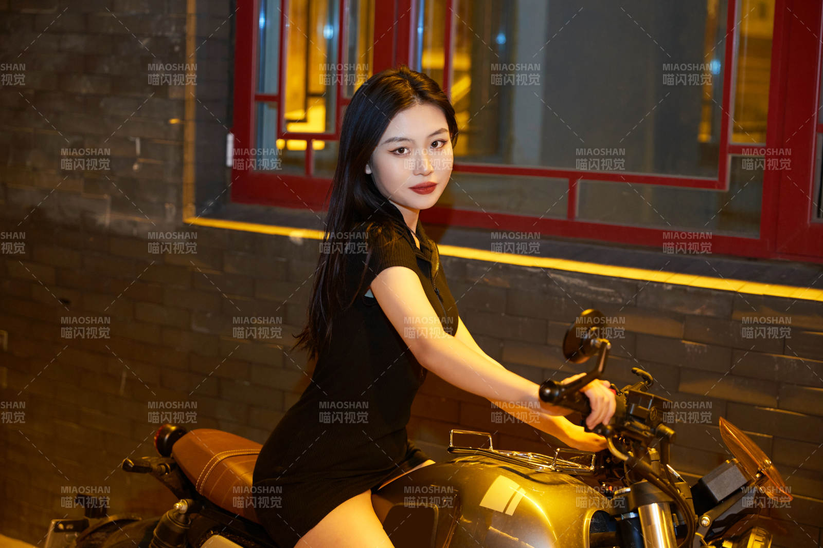 夜晚古城景區騎摩托的少女