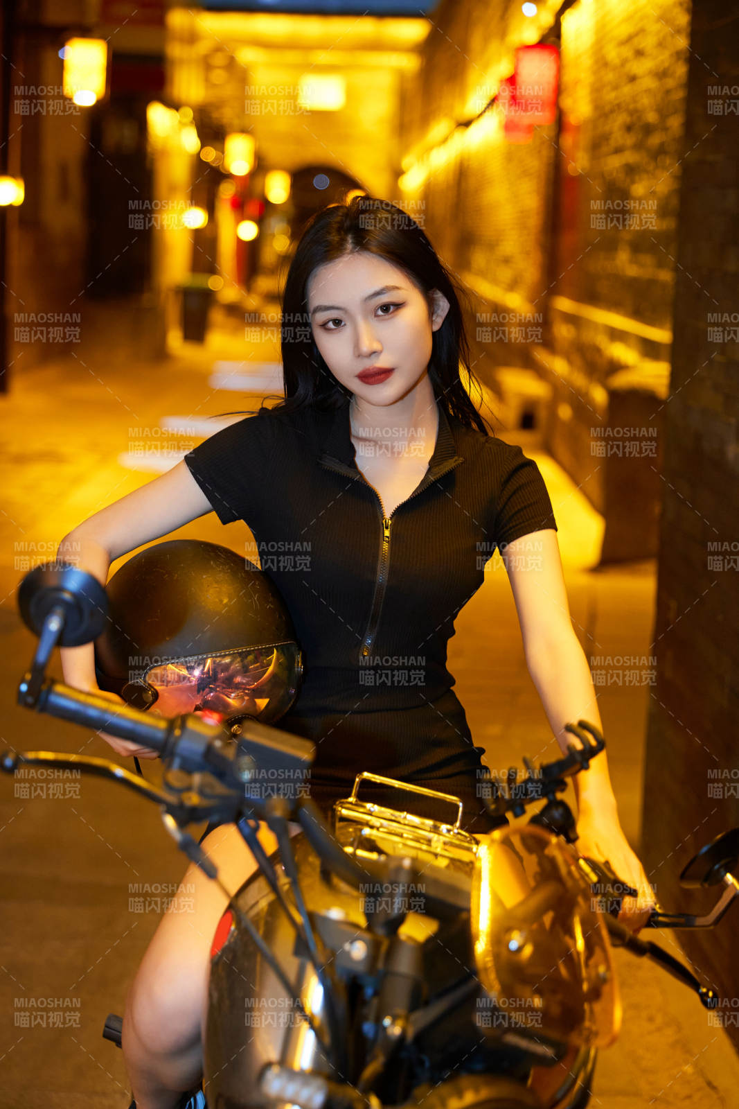 夜晚古城景區(qū)騎摩托的少女