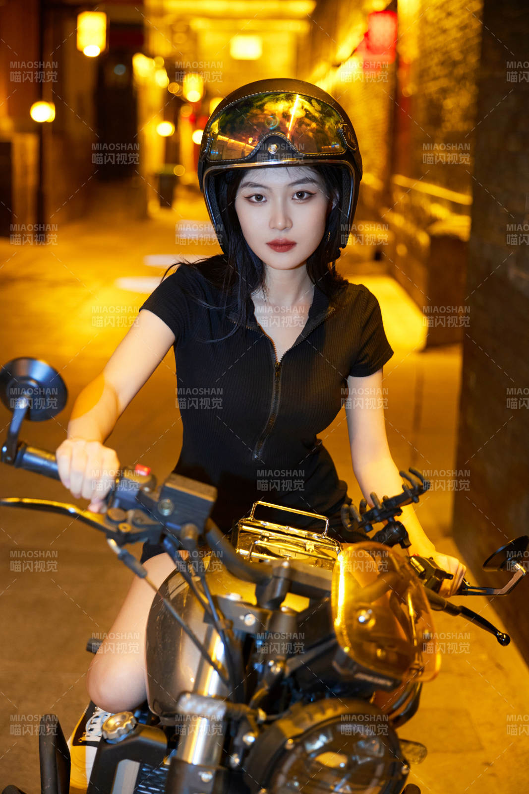 夜晚古城景區騎摩托的少女