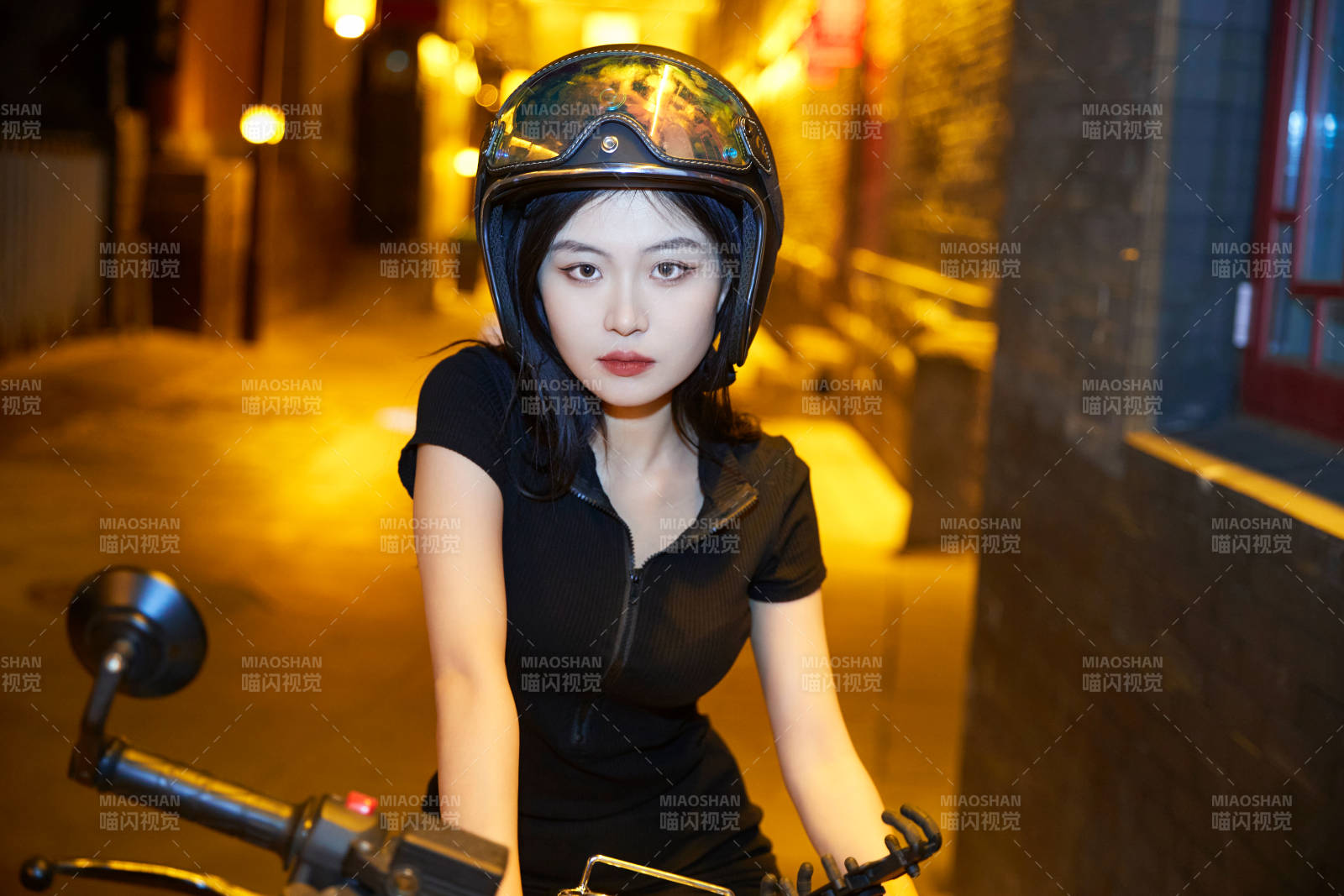 夜晚古城景區騎摩托的少女