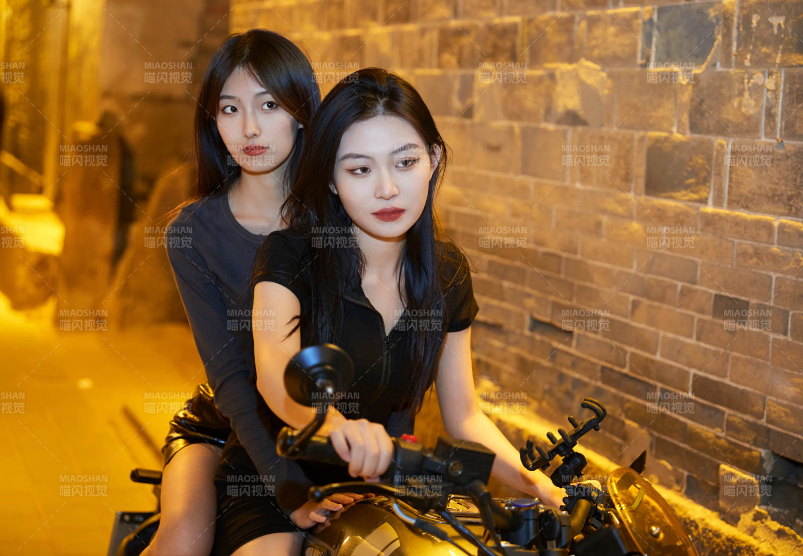 夜晚古城景區騎摩托的少女