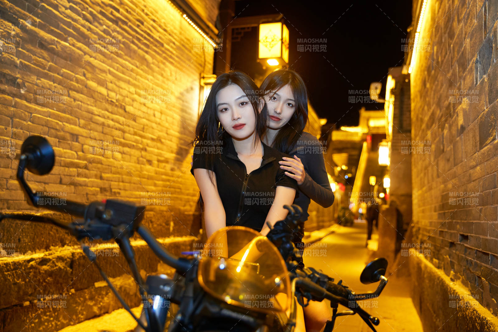 夜晚古城景區(qū)騎摩托的少女