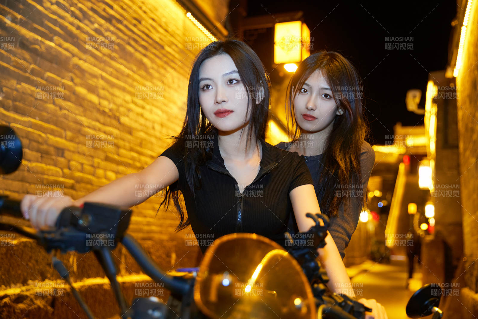 夜晚古城景区骑摩托的少女