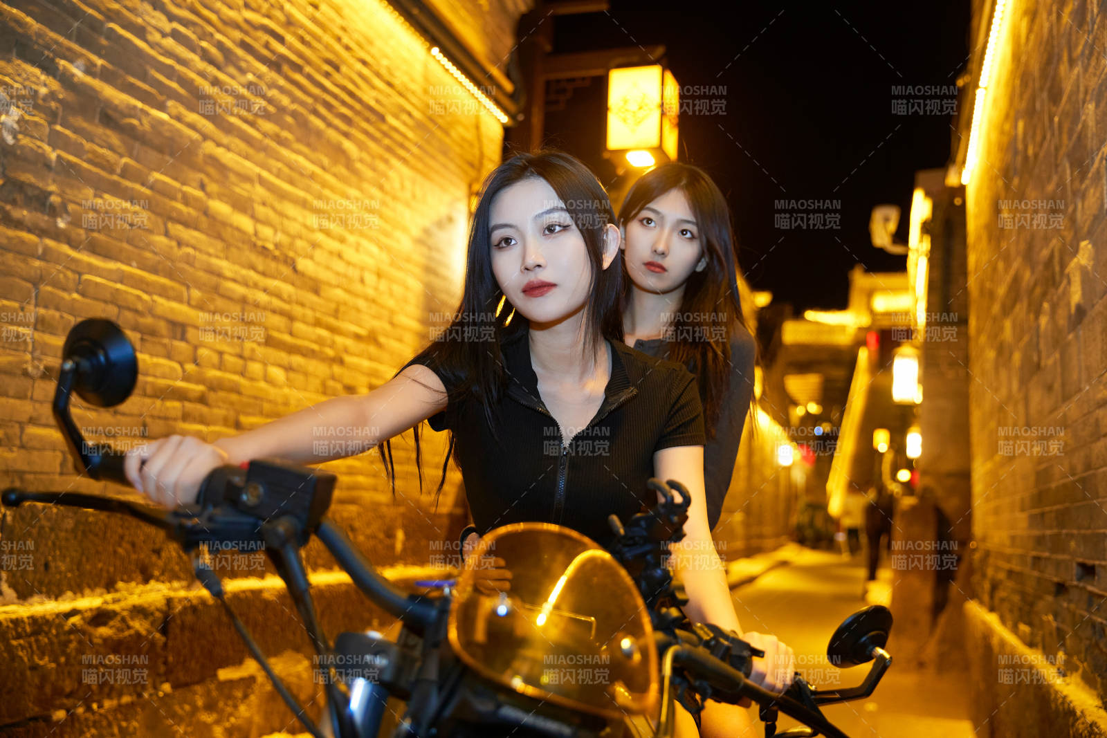 夜晚古城景區騎摩托的少女