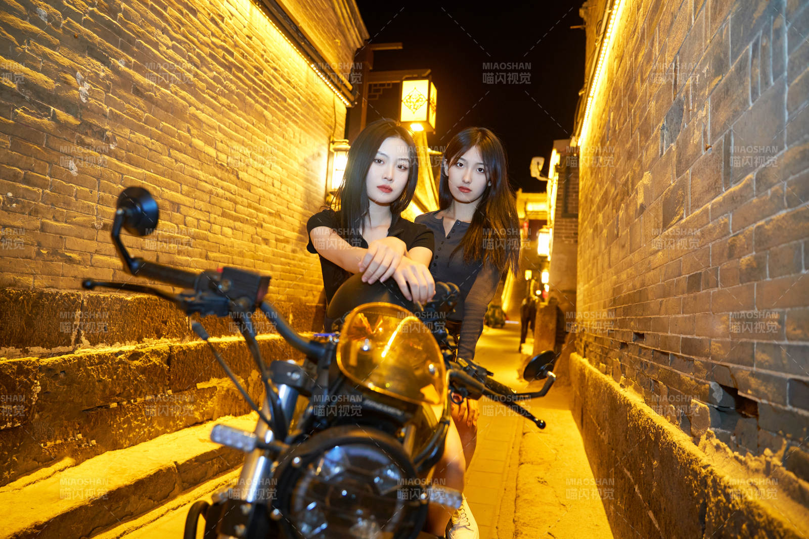 夜晚古城景區騎摩托的少女