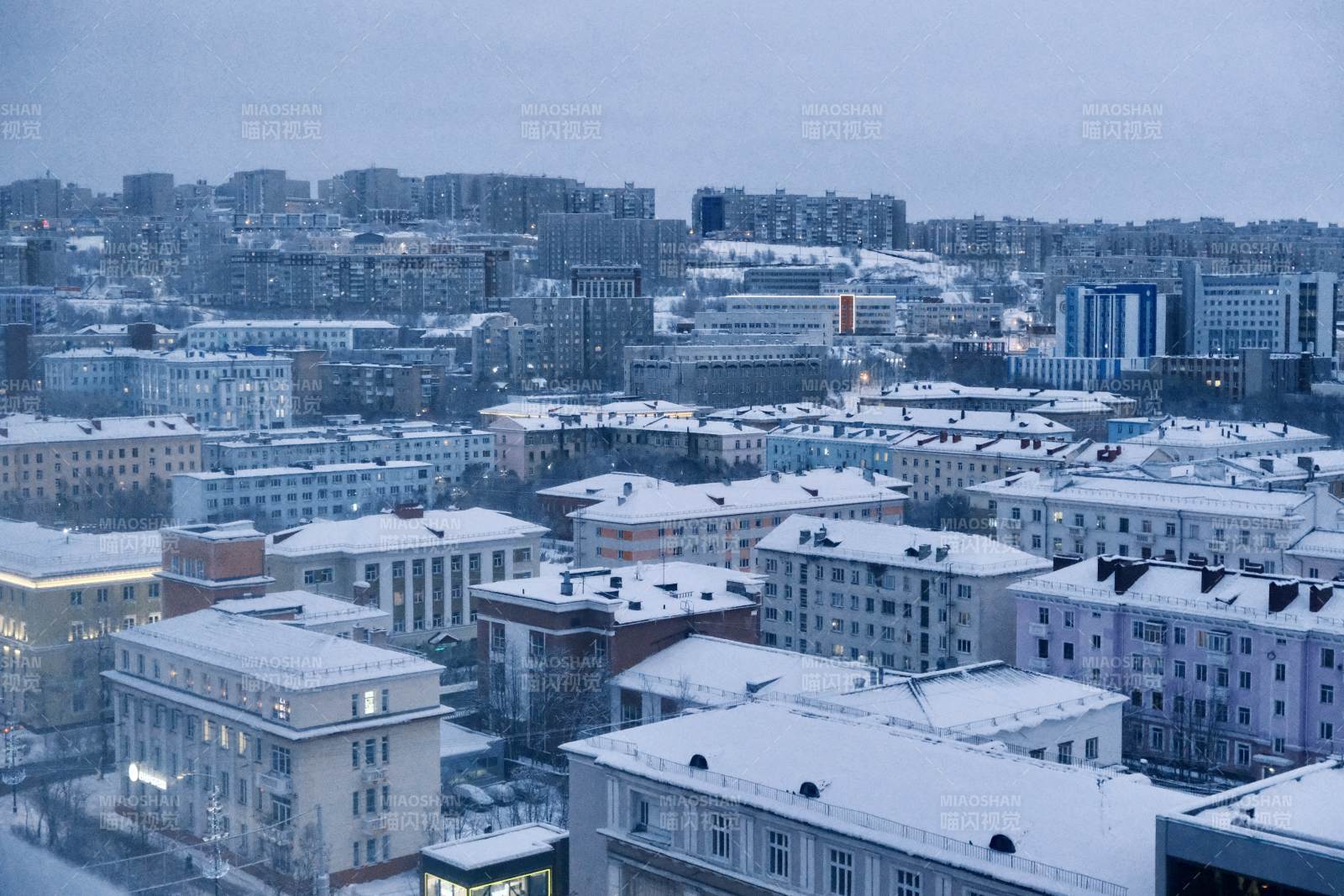 被雪覆城市夜景