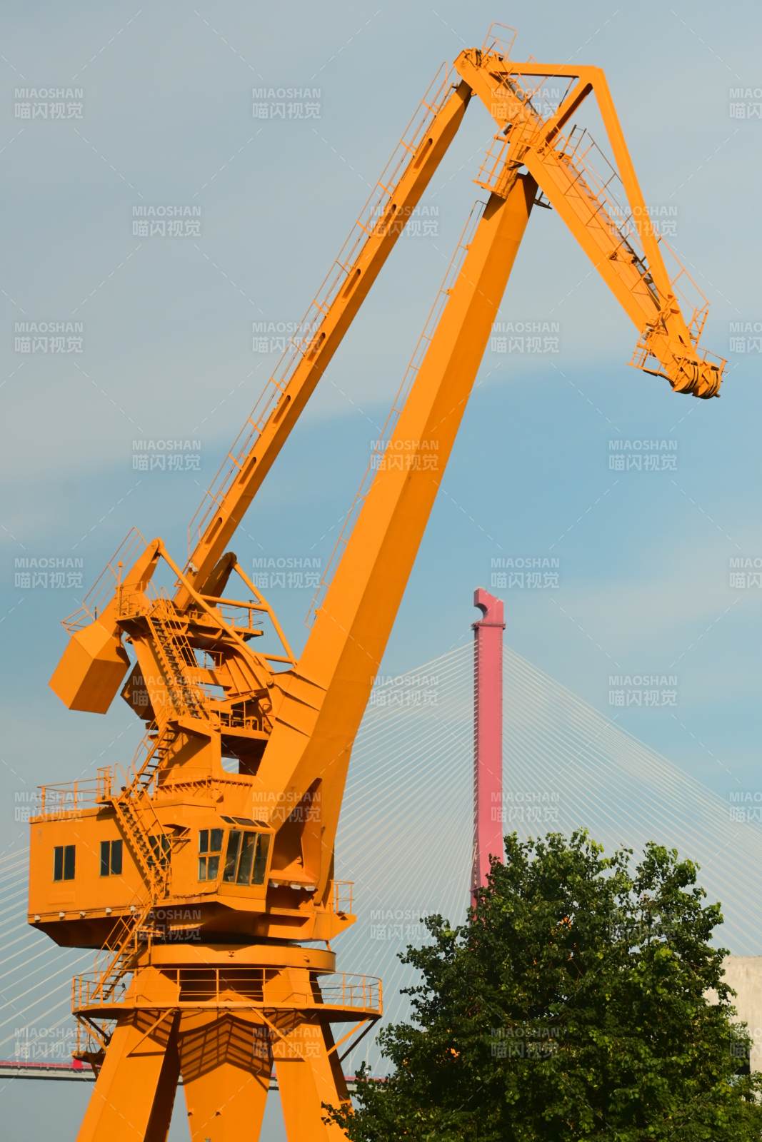 橙色港口起重機