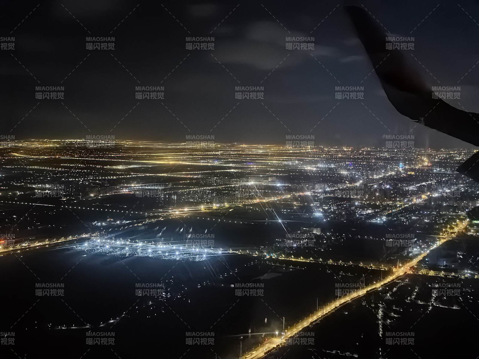 夜航俯瞰上海城市燈火