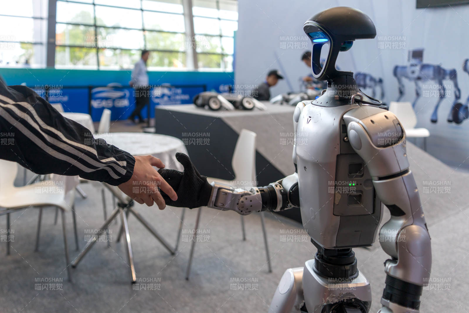 機器人握手互動