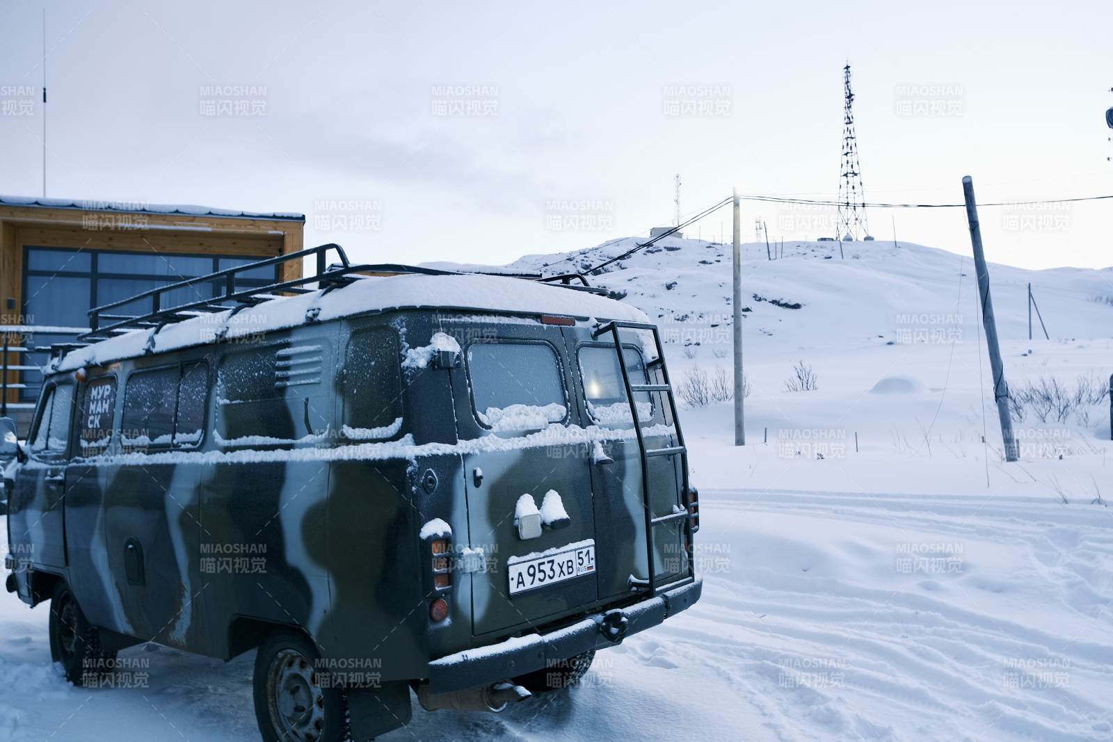 北极圈雪地中的迷彩面包车