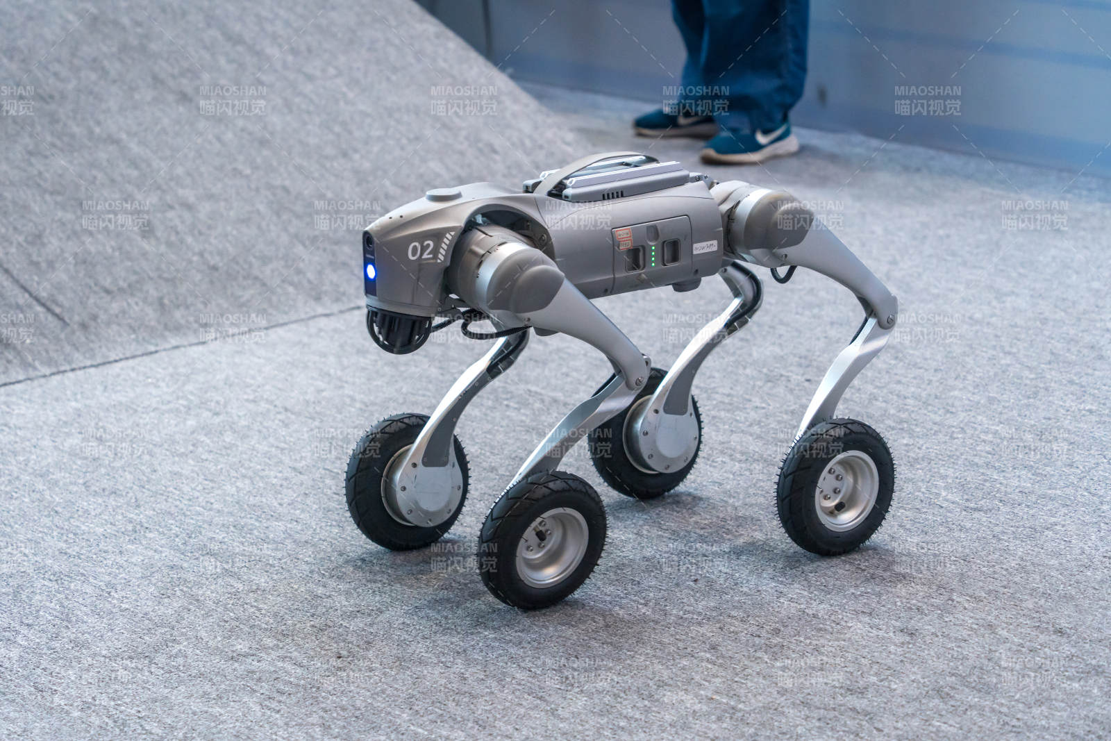 四足輪式機器人