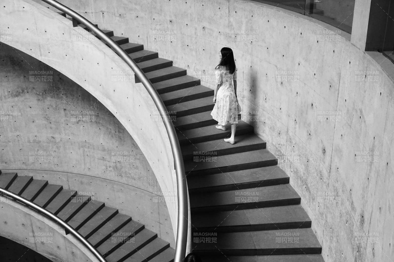 螺旋階梯上的女子
