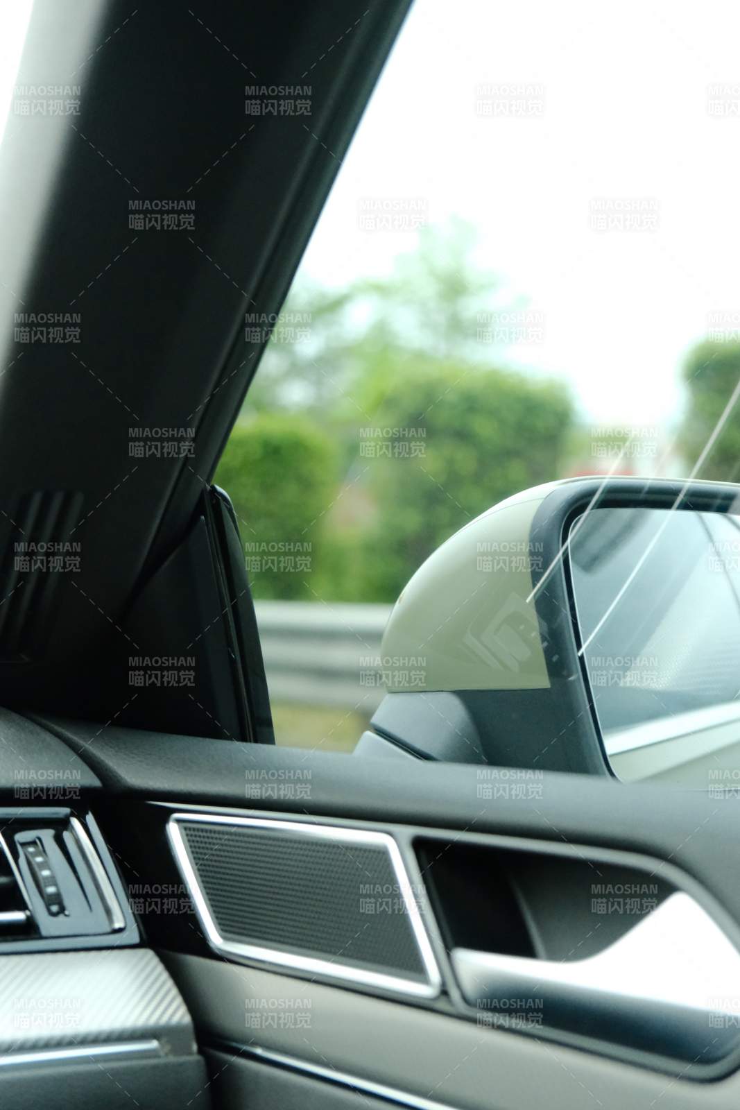 車內視角 窗外綠意