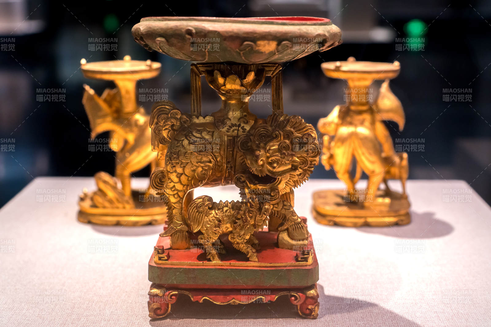 广东省博物馆藏清代圆雕子母狮供碟