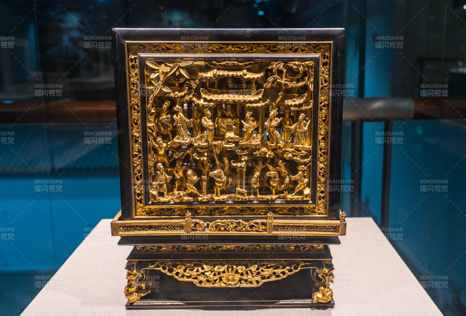 广东省博物馆藏清代金漆木雕宣炉罩