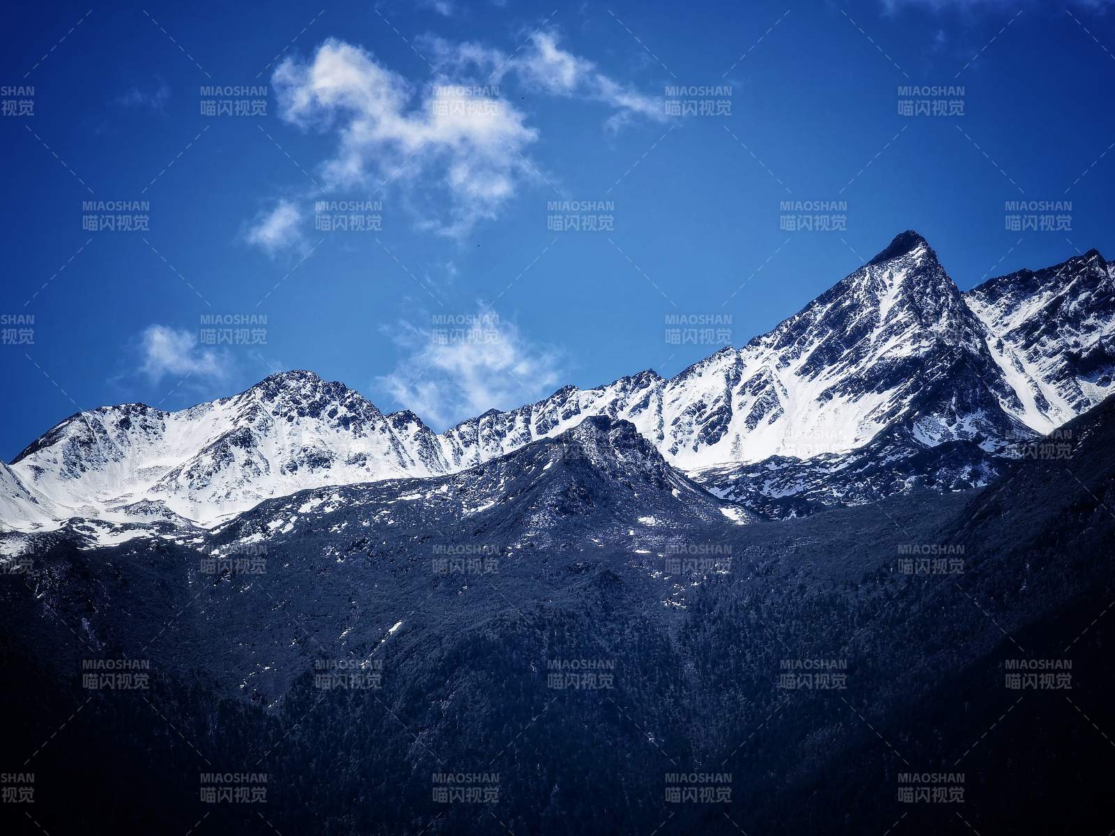 雪山巍峨 蓝天映衬