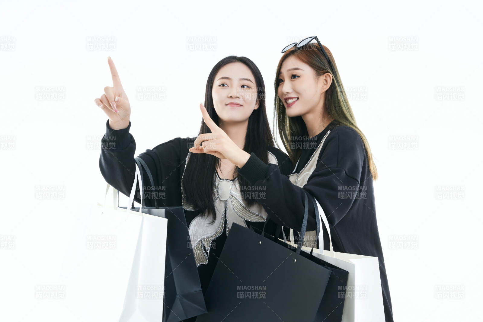 白色背景下手提購物袋時尚美麗的閨蜜