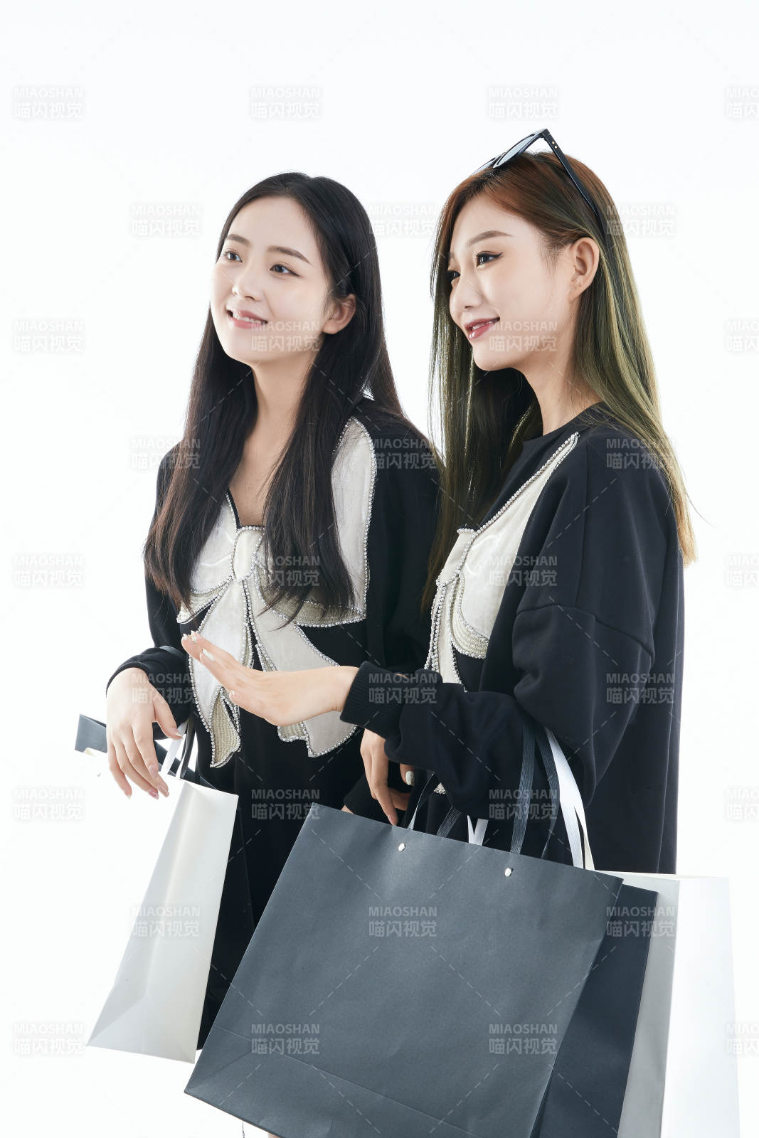 白色背景下手提購物袋時尚美麗的閨蜜