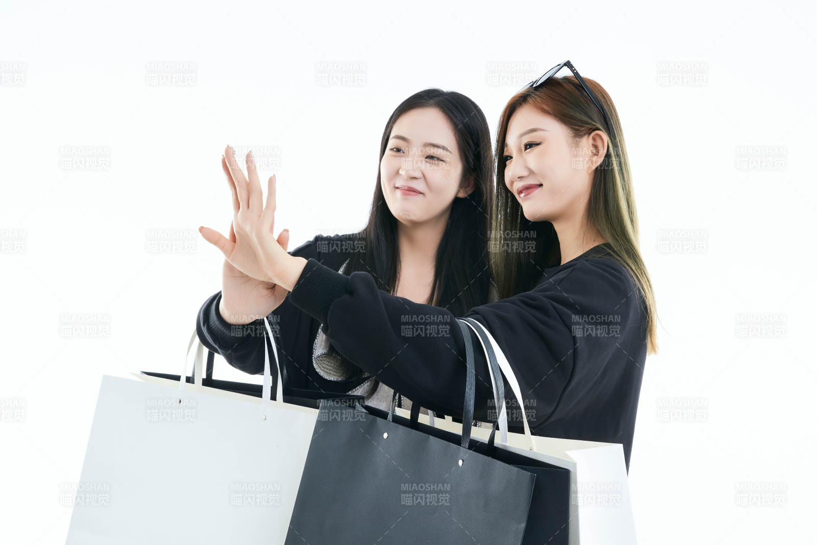 白色背景下手提購物袋時尚美麗的閨蜜