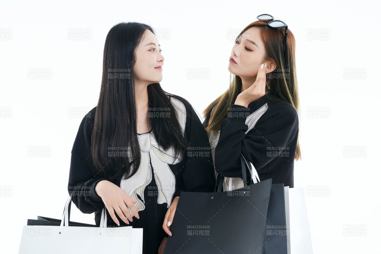 白色背景下手提購物袋時尚美麗的閨蜜
