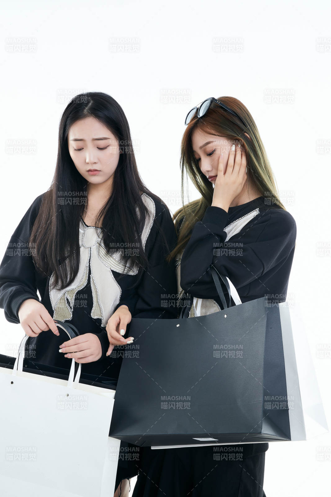 白色背景下手提購物袋時尚美麗的閨蜜