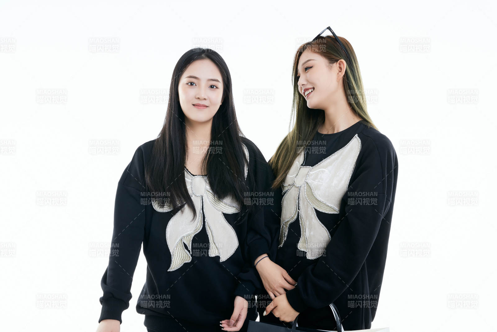 白色背景下手提購物袋時尚美麗的閨蜜