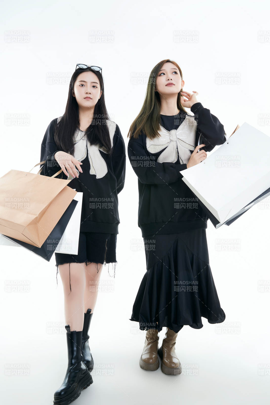 白色背景下手提購物袋時尚美麗的閨蜜