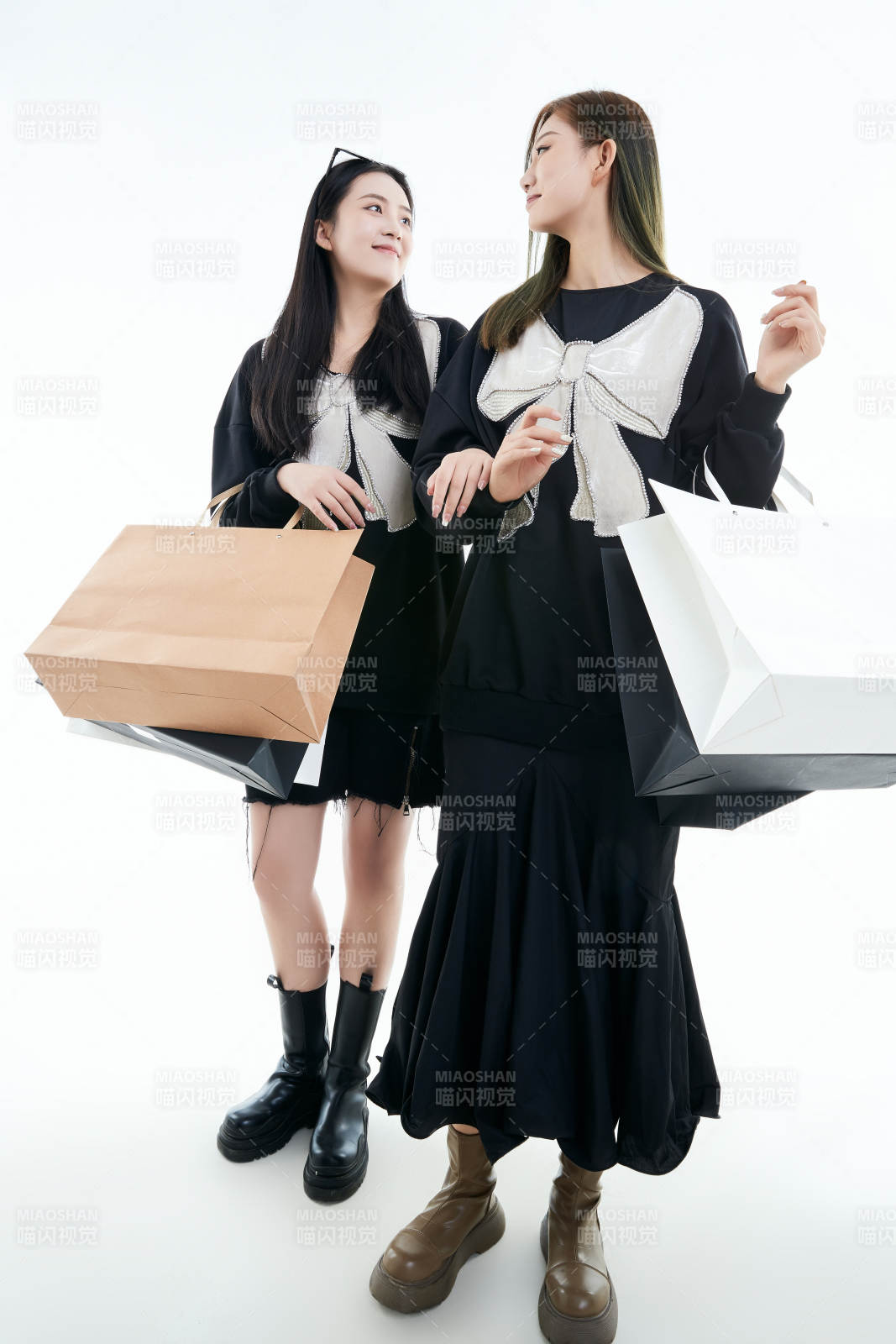 白色背景下手提购物袋时尚美丽的闺蜜