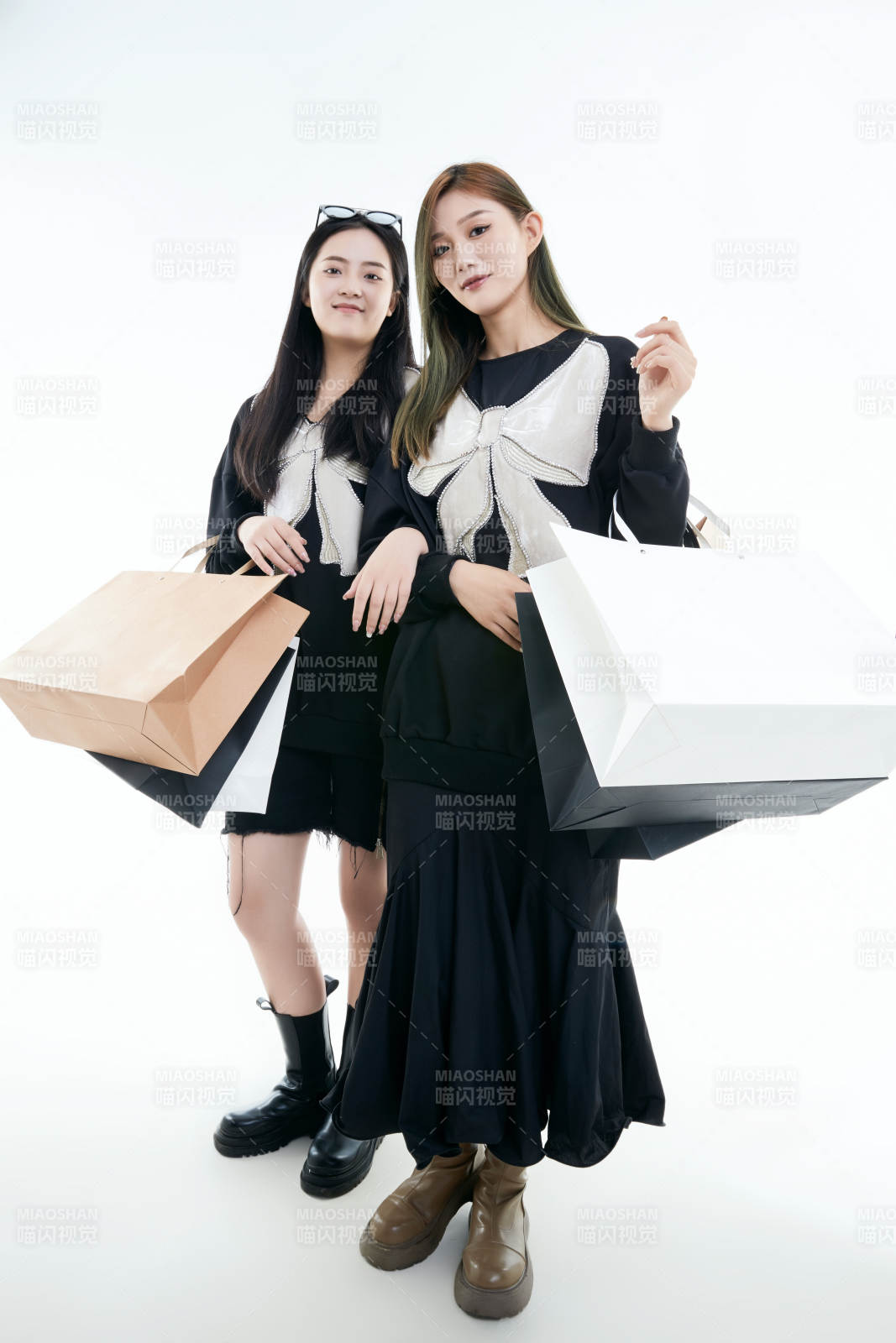 白色背景下手提購物袋時尚美麗的閨蜜