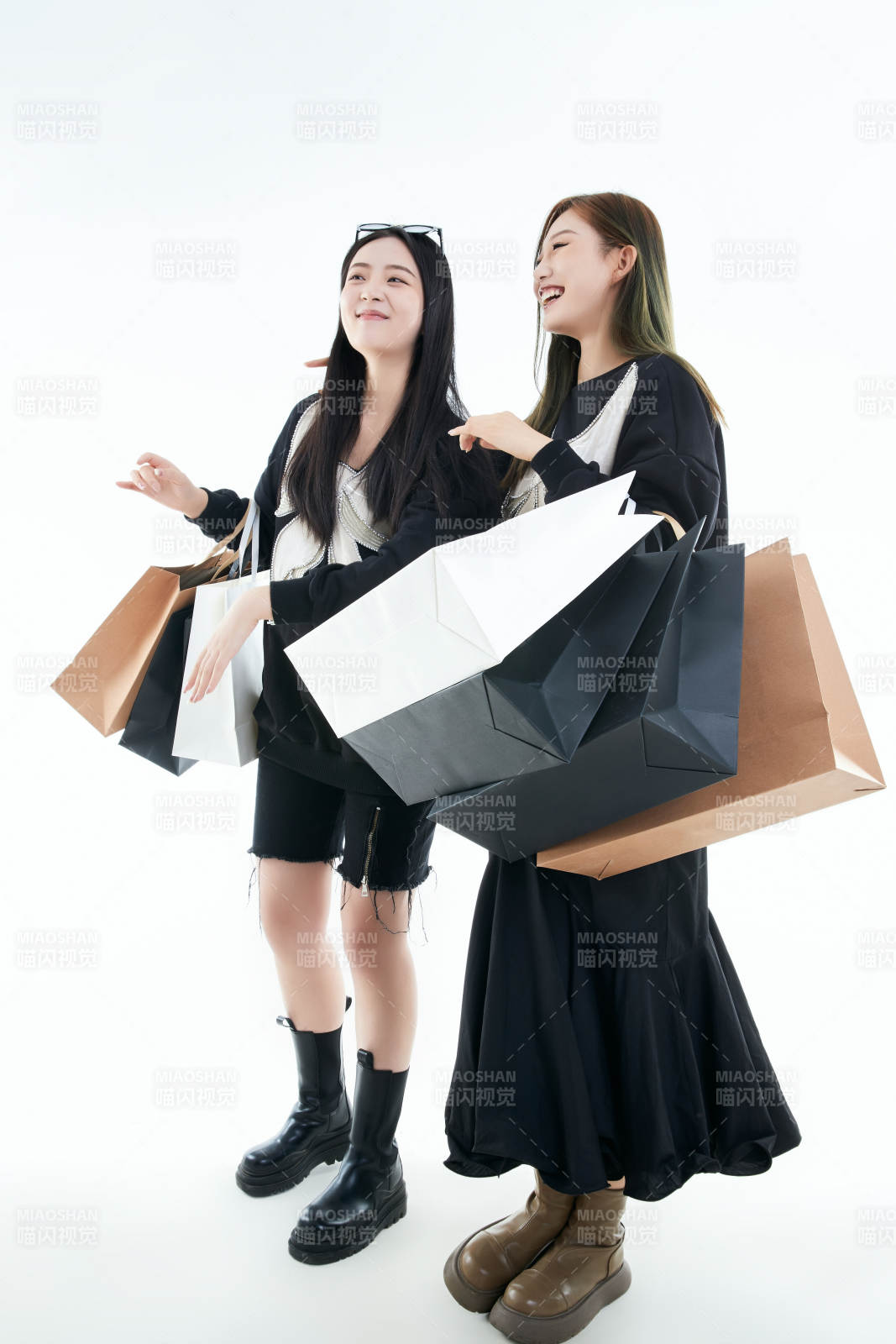 白色背景下手提購物袋時尚美麗的閨蜜