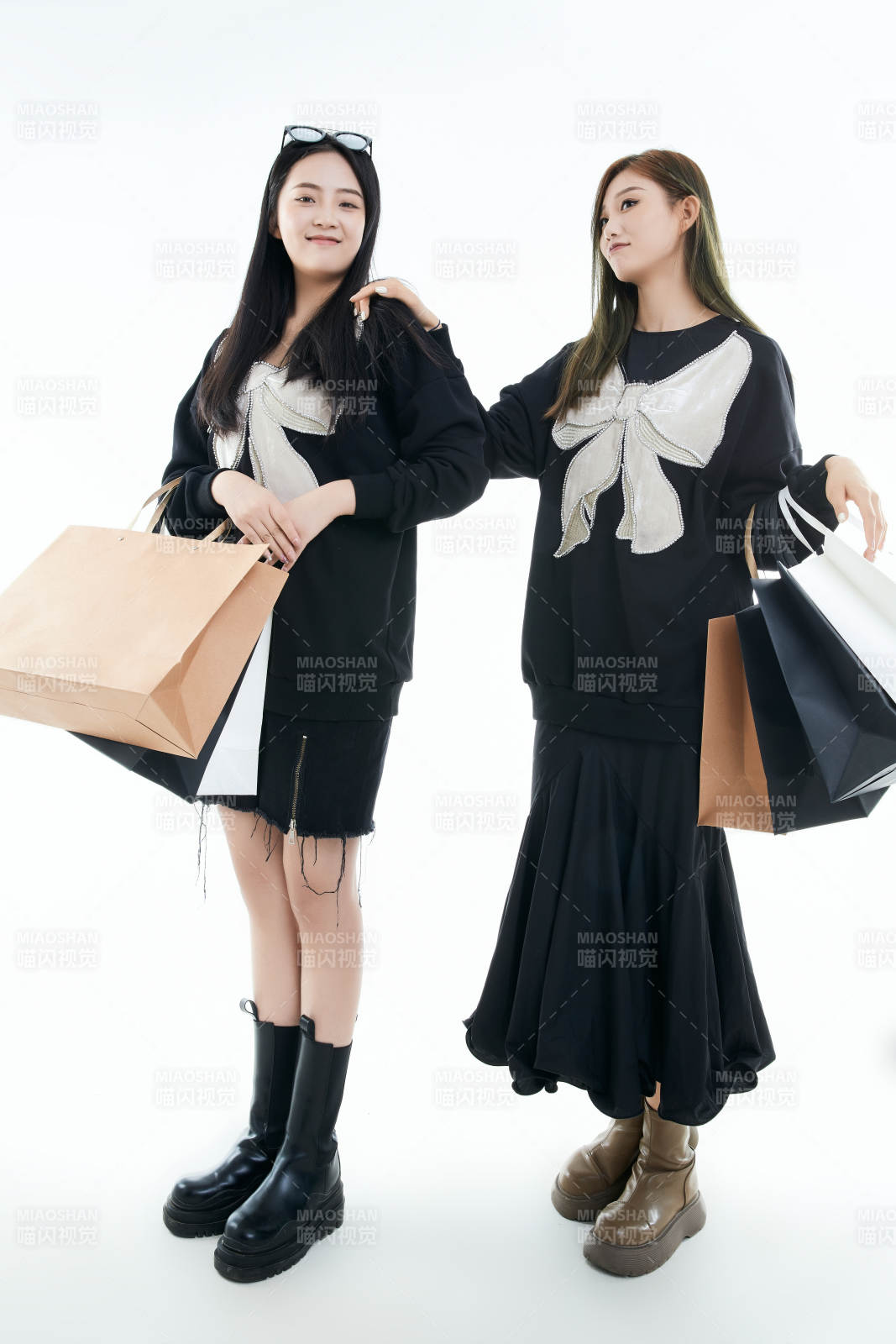 白色背景下手提購物袋時尚美麗的閨蜜