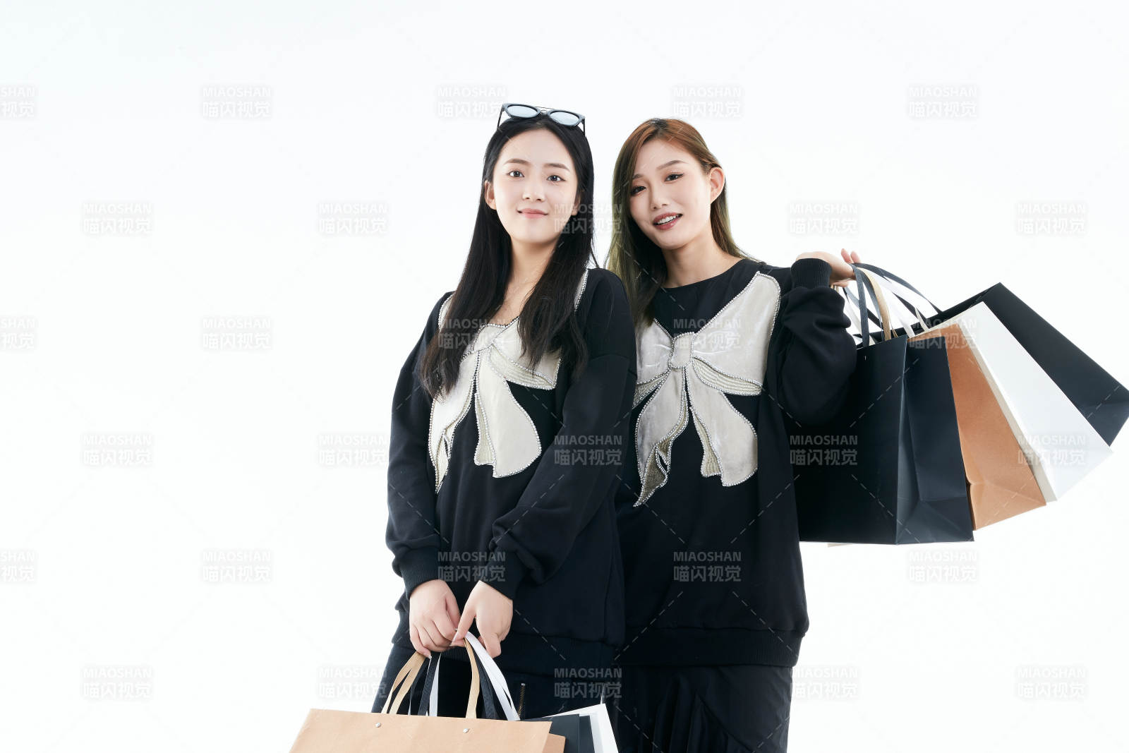 白色背景下手提購物袋時尚美麗的閨蜜