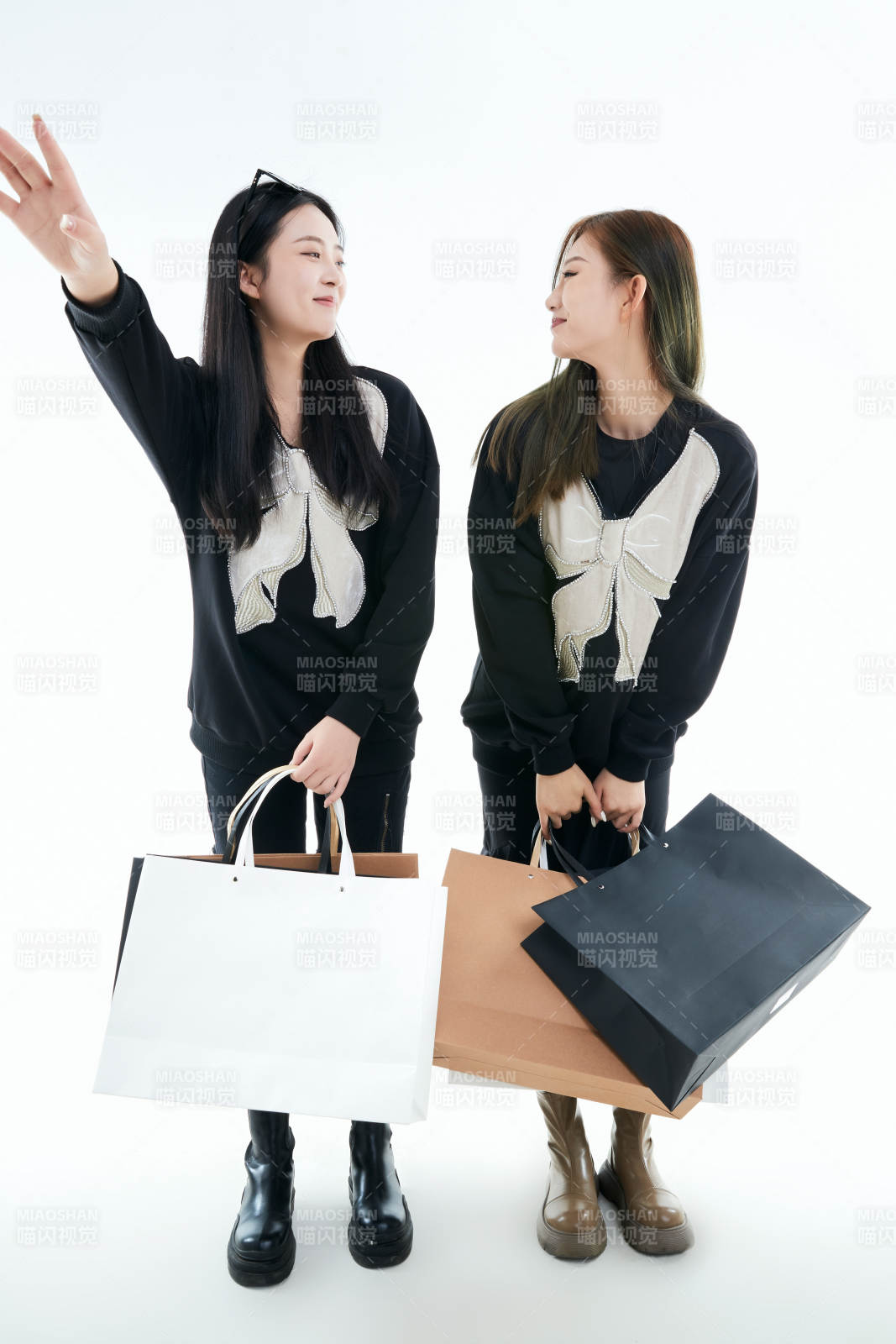 白色背景下手提購物袋時尚美麗的閨蜜