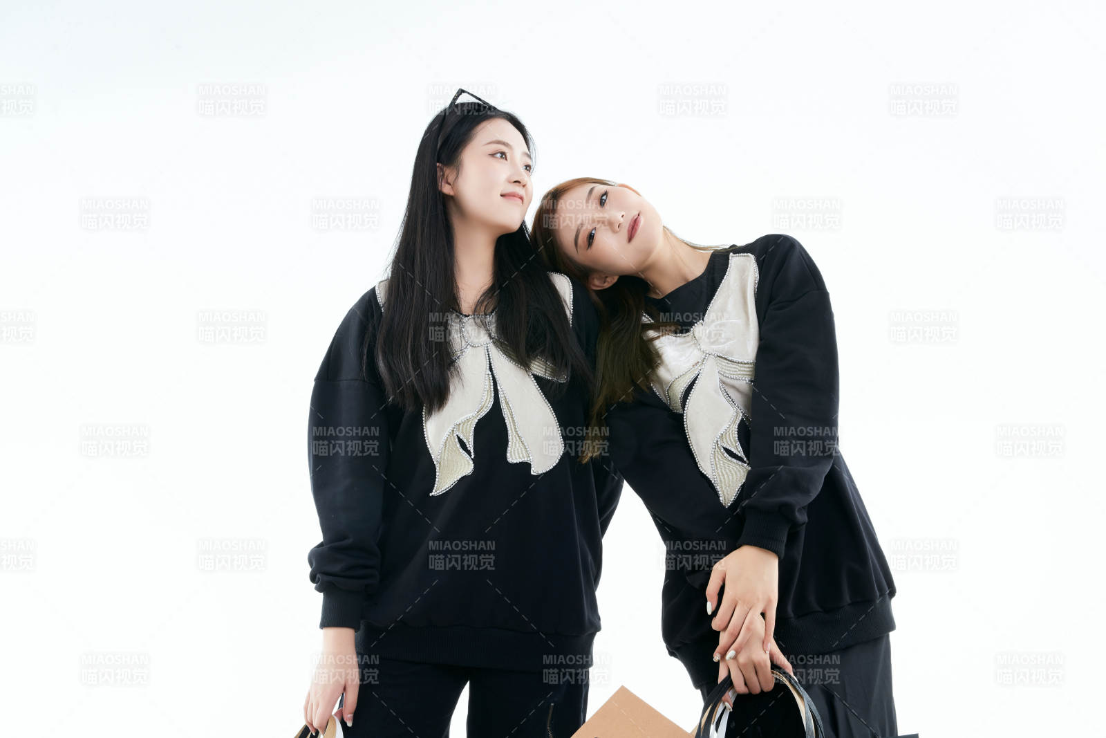 白色背景下手提購物袋時尚美麗的閨蜜