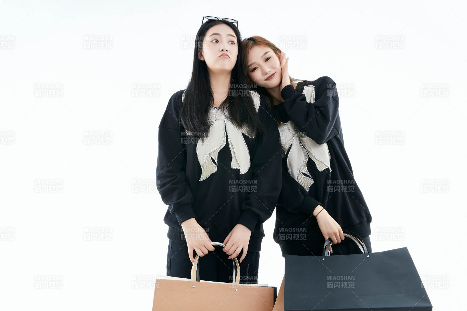 白色背景下手提購物袋時尚美麗的閨蜜