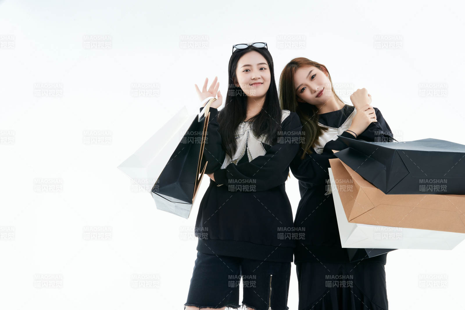 白色背景下手提購物袋時尚美麗的閨蜜