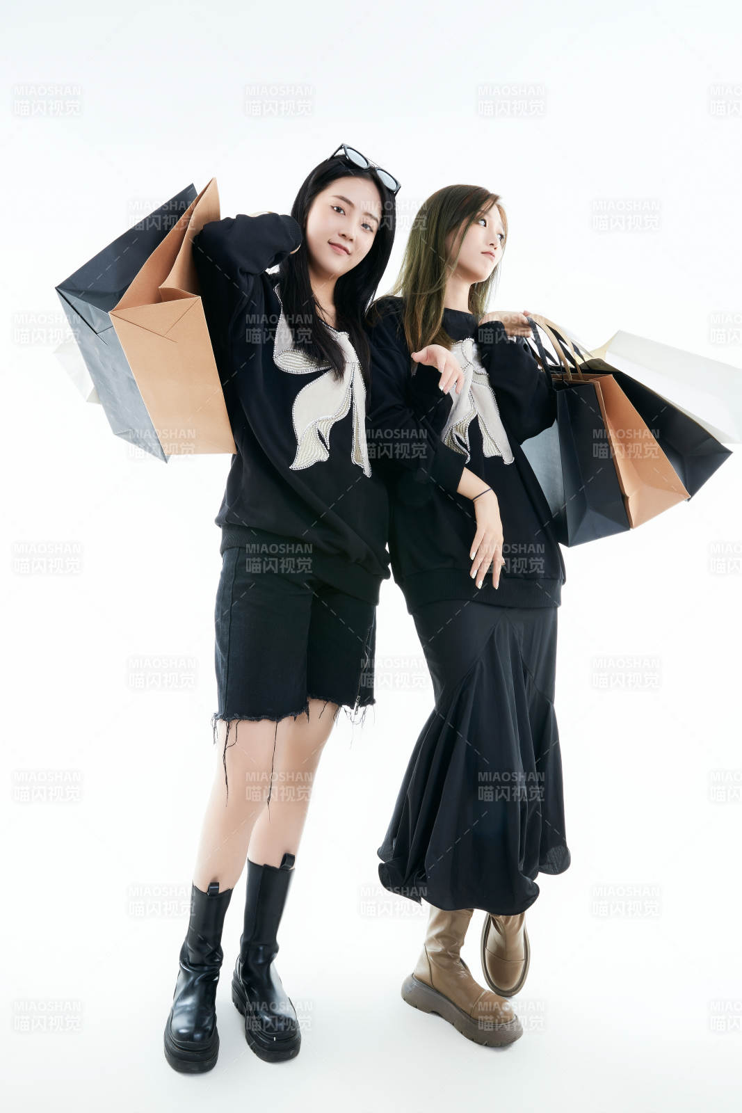 白色背景下手提购物袋时尚美丽的闺蜜
