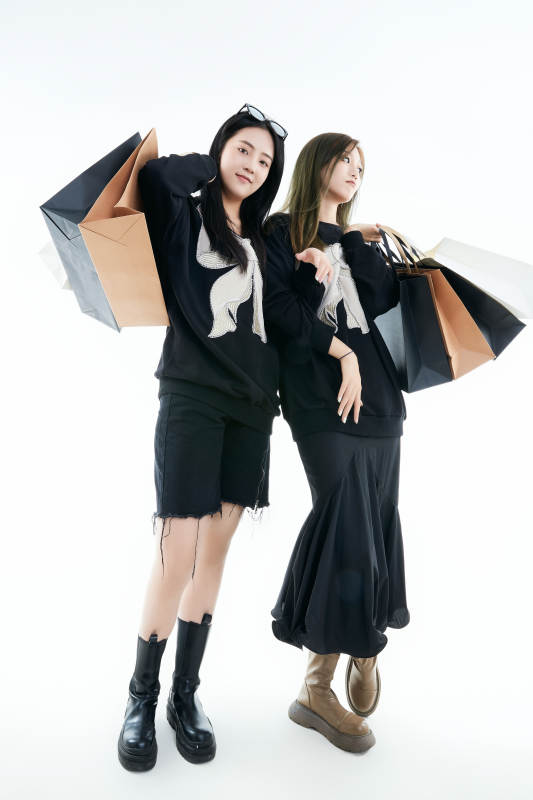 白色背景下手提购物袋时尚美丽的闺蜜